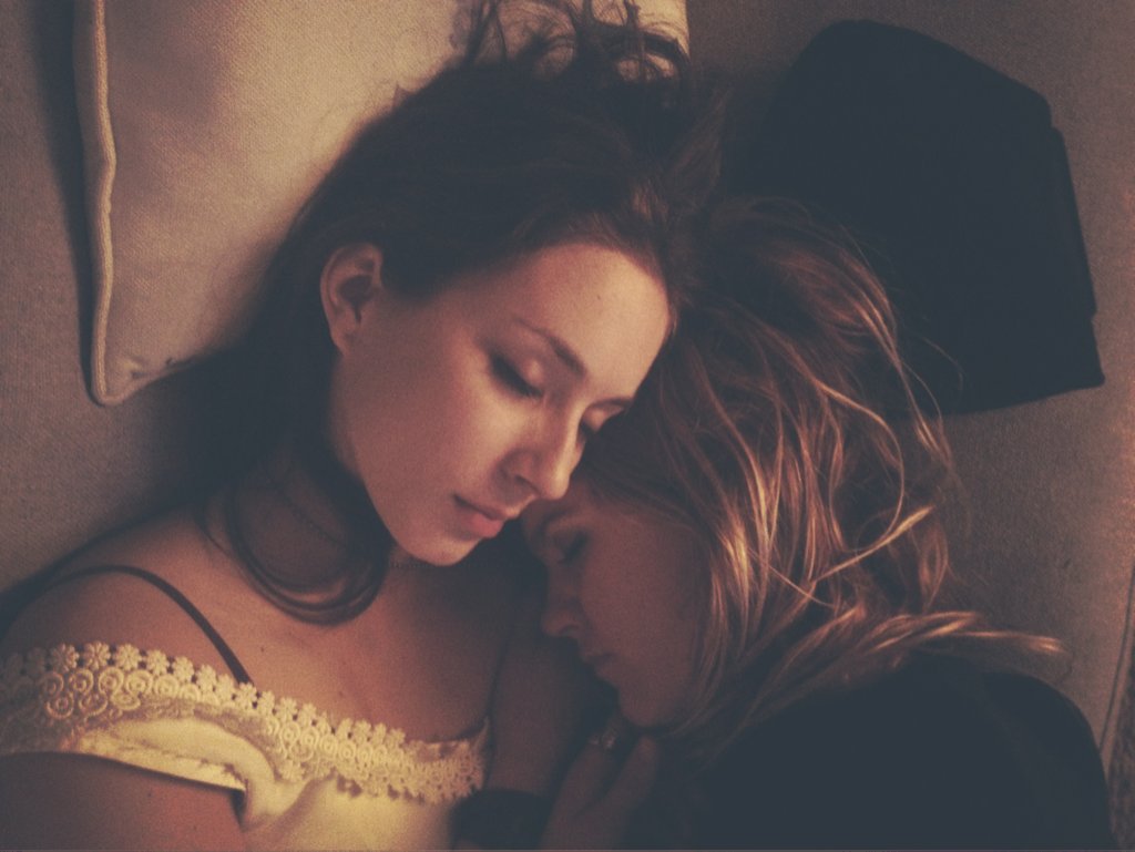 Лесбиянки уединились и вместо сна устроили в кровати жаркий траходром