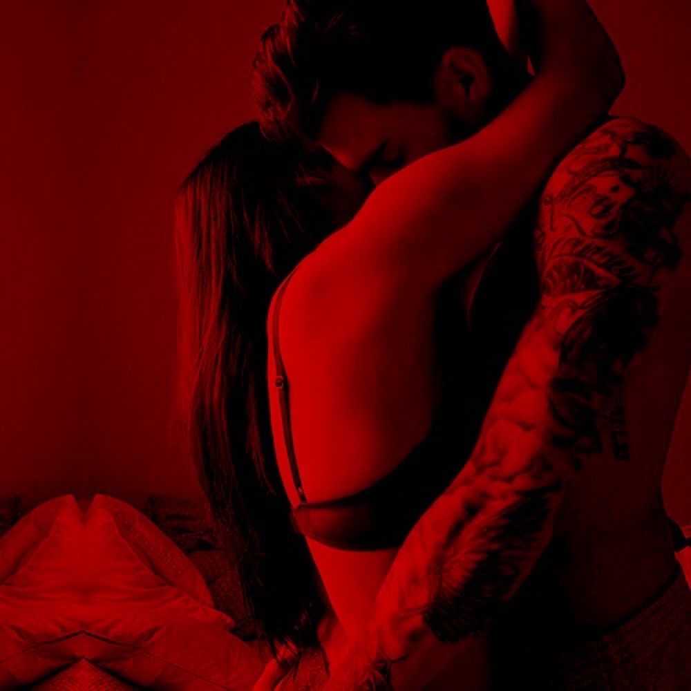 Рыжая красотка в сексуальном белье возбуждает парня