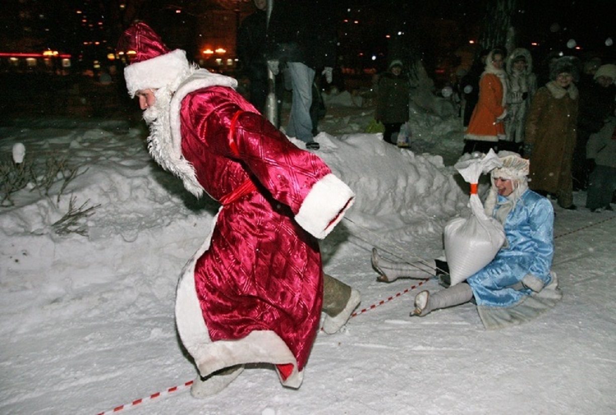 На праздничном маскараде брюнетка садится на хуй Деда Мороза и сосет снеговику