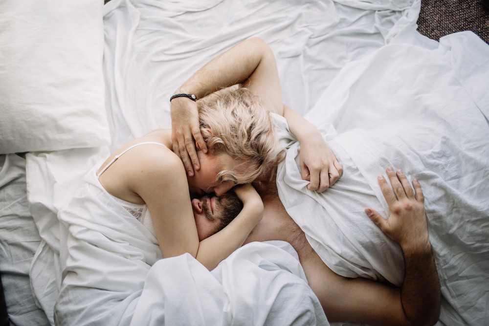 Девушки обнимаются в кровати 59 фото