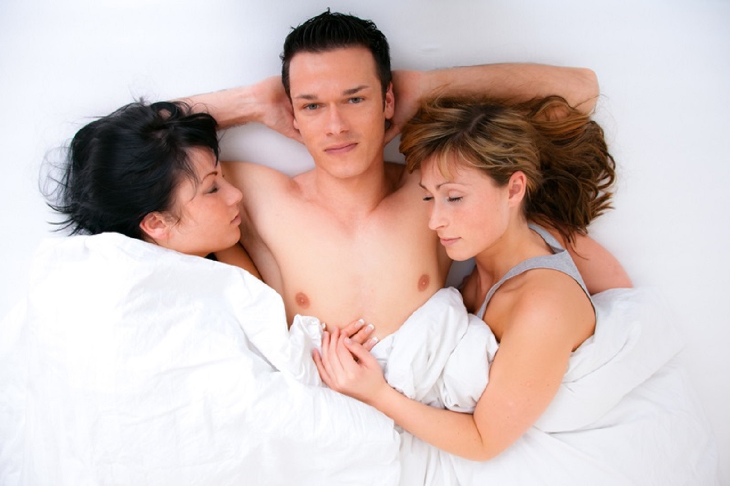Мама и молодая девка решили замутить групповуху с двумя мужиками на одной кровати