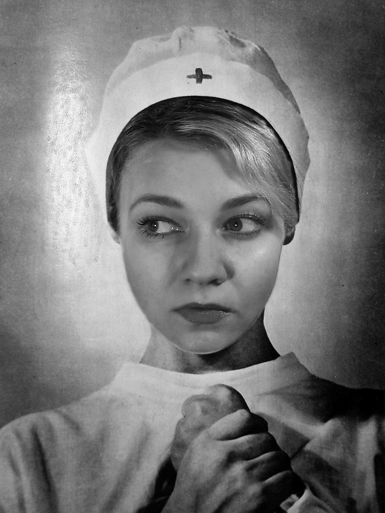 Черной медсестре дали в рот