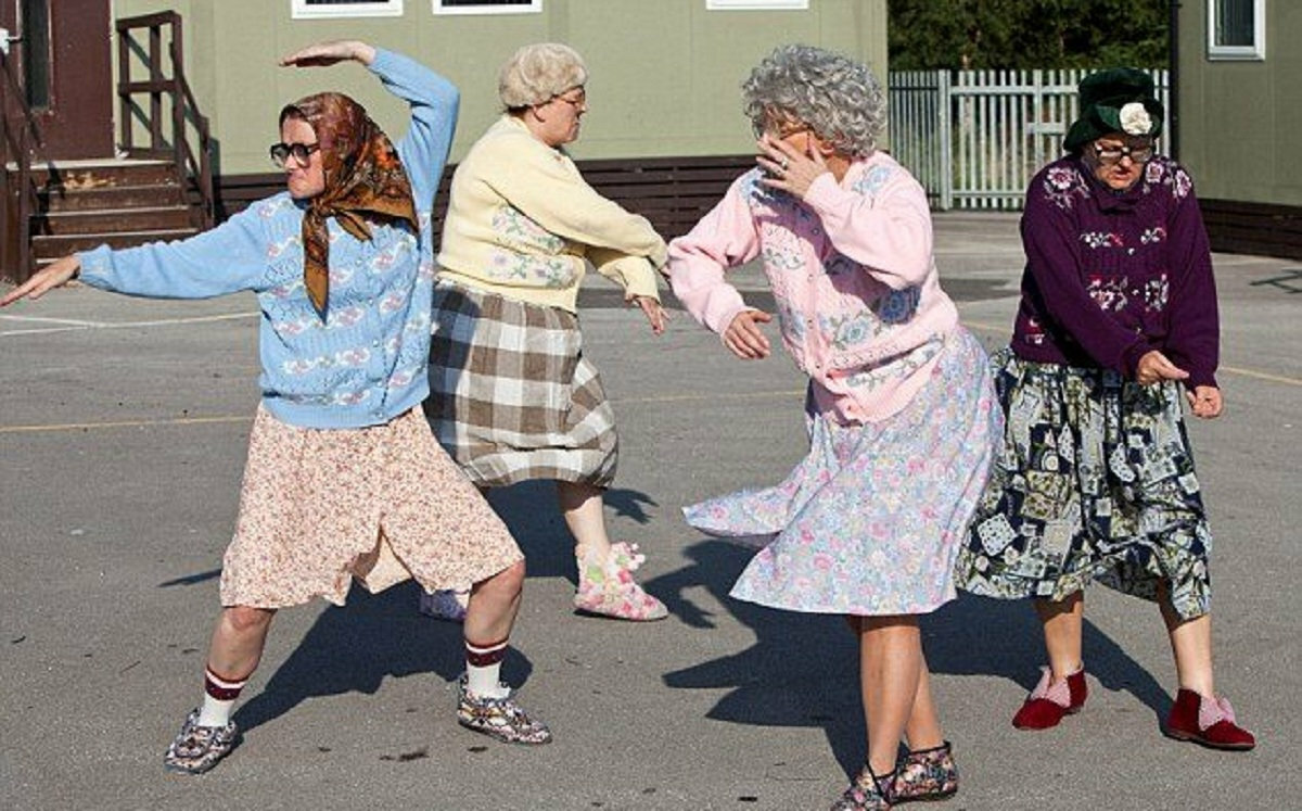 Бабушки снимают с себя всю одежду на бесплатных фотках