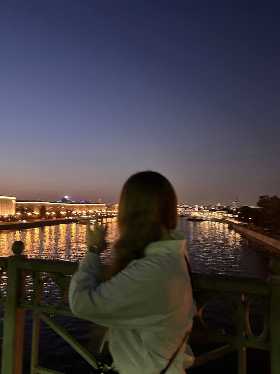 ����� ����