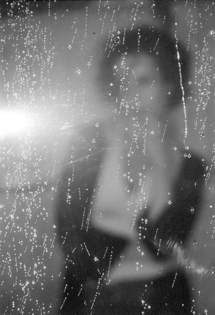 Песни но в душе в неглиже. Девушка за окном дождь. Женщина у окна дождь. Дождь в душе. Девушка у окна дождь.