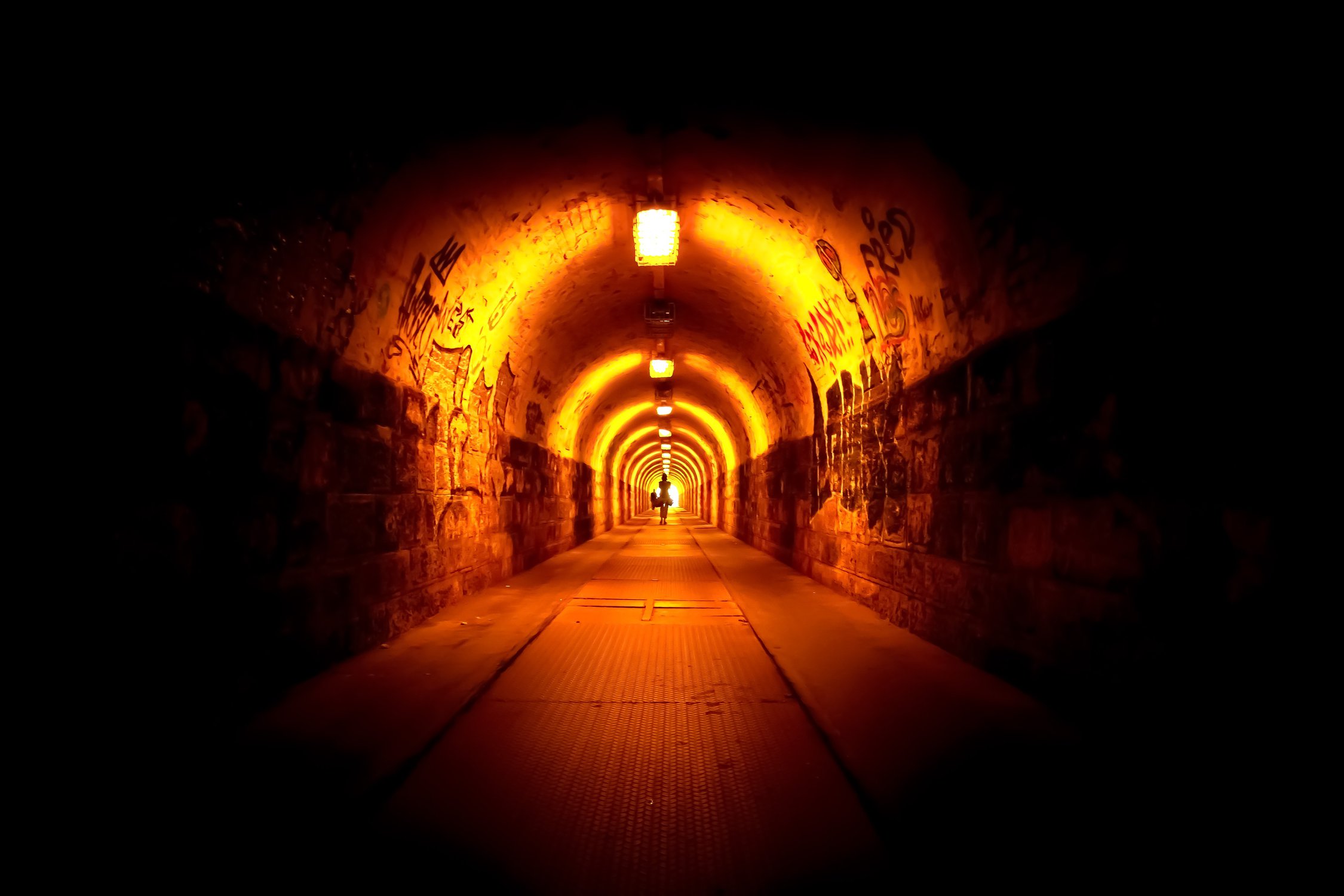 В конце туннеля виден свет. Свет в конце тоннеля. Свет в тоннеле. Свет в конце туннеля арт. Увидел свет в конце тоннеля.