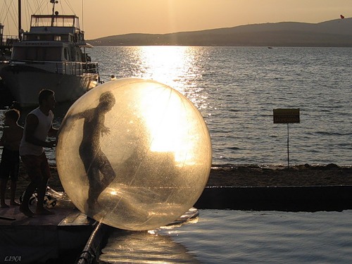 В шарик затолкали и на волны послали!!!
