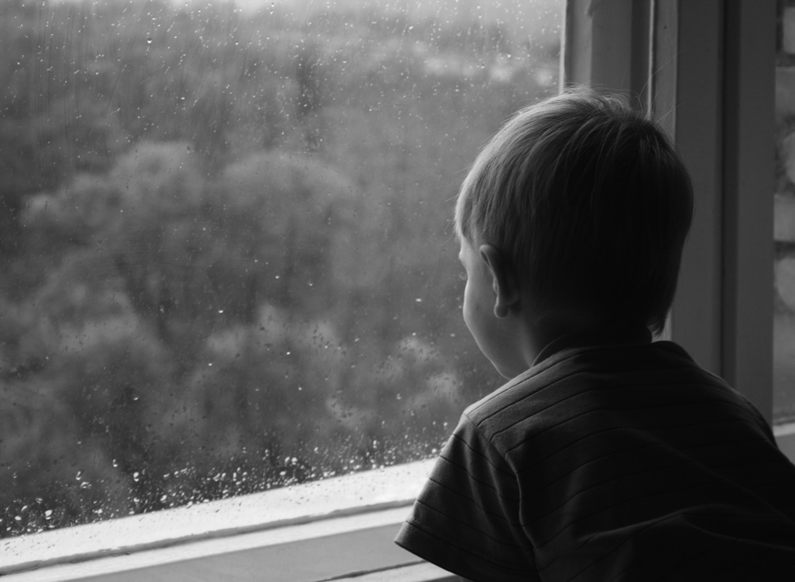 Скучает по земле. Мальчик у окна. Грустный мальчик у окна. Мальчик возле окна. Грустный ребенок.