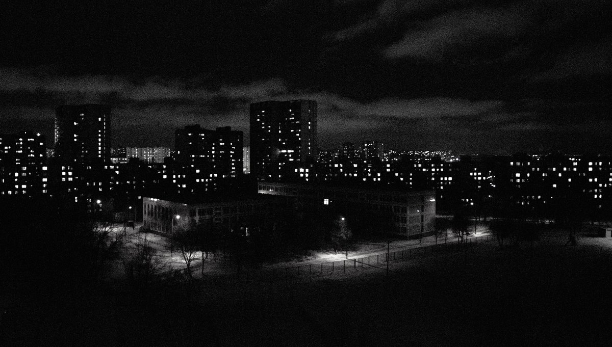 Сегодня ночь ночью особенно. Фон города ночью для фотошопа темно. аниме бэкграунд крыша ночь черно белая. андеграунд зимой. дома темные для фотошопа издалека.