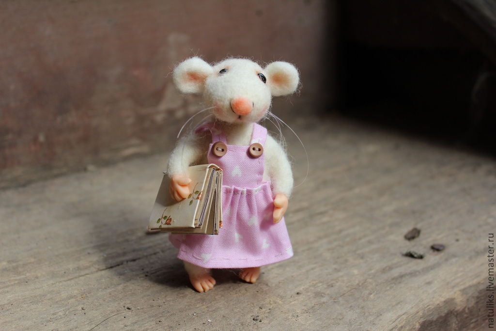 Мыши девочки. Мышка в платье. Мышь с сумочкой. Мышь в сумке. Мышь в сарафане.