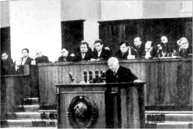 Хрущев в 1956 году выступил с докладом. Хрущев 20 съезд Сталин. Речь Хрущева 1956. Сталин 20 съезд КПСС 1956. Хрущев на 20 съезде КПСС.