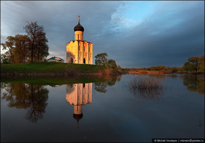 Церковь Покрова на Нерли на закате