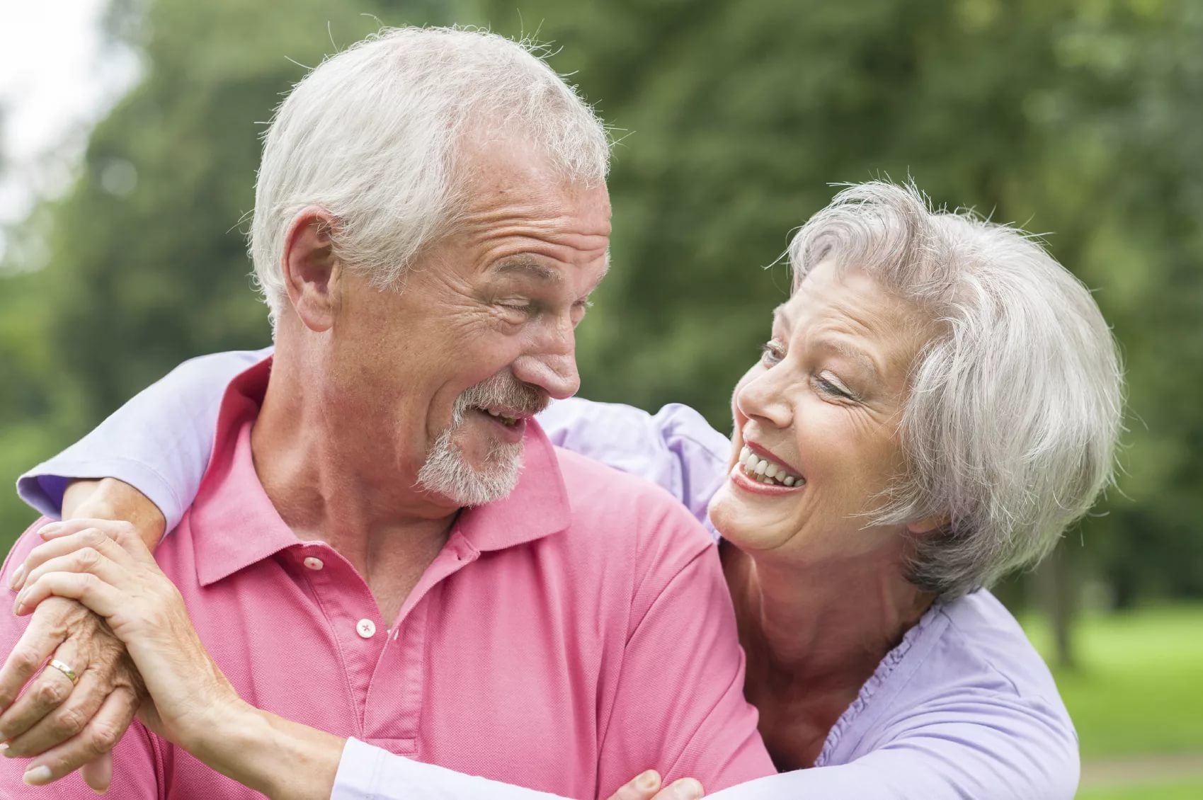 Пожилые люди возраст. Счастливые старики. Влюбленная пожилая пара. Пожилые люди. Счастливые пенсионеры.