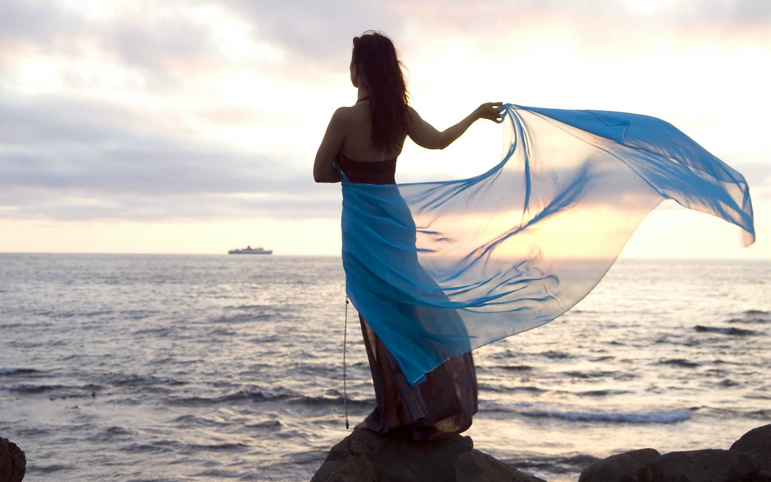 Ах этот голубой напоминает море песня. Девушка-море. Красивые девушки на море. Фотосессия на море. Фотосессия на море в платье.