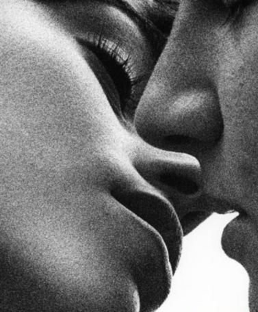 Губы нежно шепчут. Нежный поцелуй. Страстный поцелуй. Чувственные мужские губы. Поцелуй картинки.