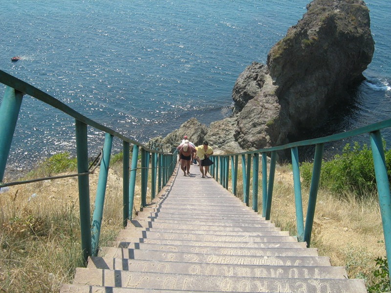 Спуск к морю. Мыс Фиолент лестница. Фиолент 800 ступеней. Лестница Яшмовый пляж мыс. Яшмовый пляж мыс Фиолент лестница.