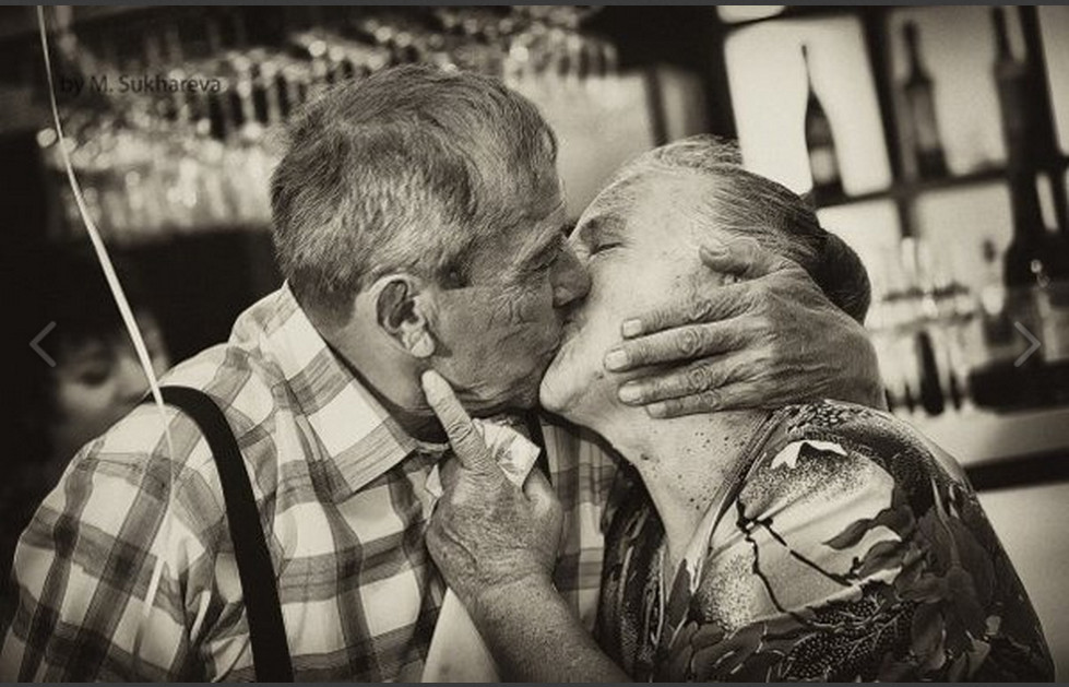 Страстный дедушка. Поцелуй пожилых. Старики обнимаются. Поцелуй пенсионеров. Старики целуются.