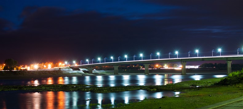 Средний Коммунальный мост на реке Томь в городе Томске …