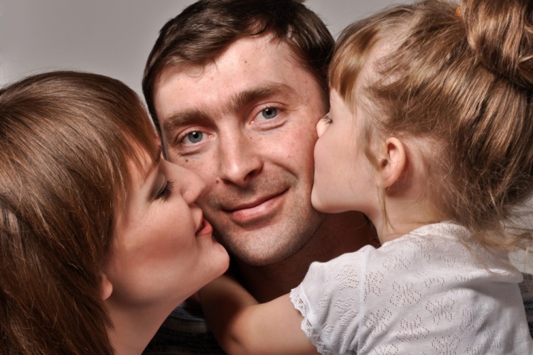 Жена папаши. Семья целует папу. Дочка встречает папу. Отец жена и дочь. Папа целует дочку.