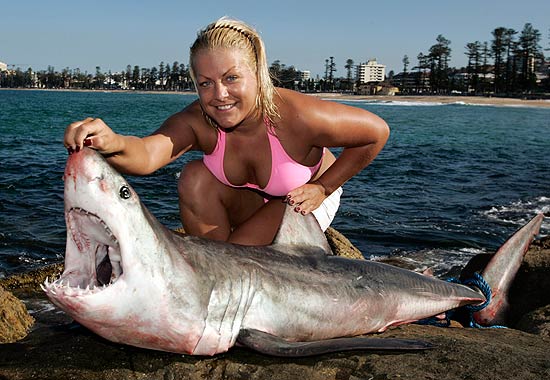 Рыбачка Соня как-то в мае - поймала акулу.