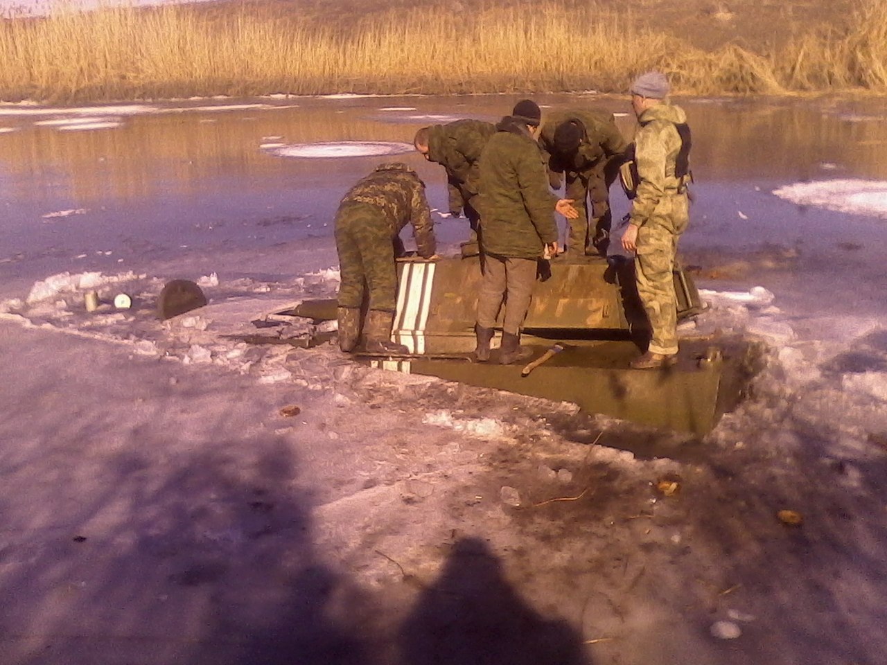 Утопающая украина. Утонувший танк на Украине. Украинский танк утонул фото. Утопленная САУ С экипажем в великих Луках. Самоходная Артиллерийская установка утонула.