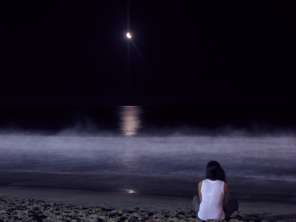 Ночь у берега читать 1. Девушка на берегу ночного моря. Девушка в ночном море. Ночное море и девушки. Ночь море женщина.