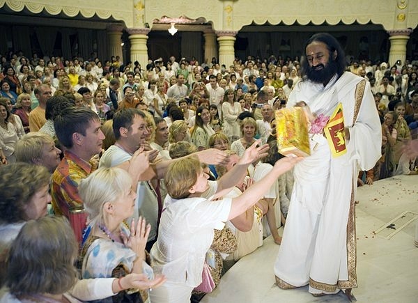 Гуру секты. Секты. Аум синрикё секта. Духовный учитель и ученик прабхупада. Ошо сериал netflix.