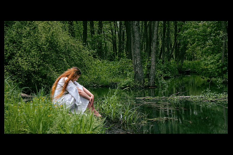 Девушка у озера 2007. Девушка у лесного озера. Девушка у лесного родника. Девушка в платье в Лесном озере. Зрелая в лесу Мавка Лiсова.