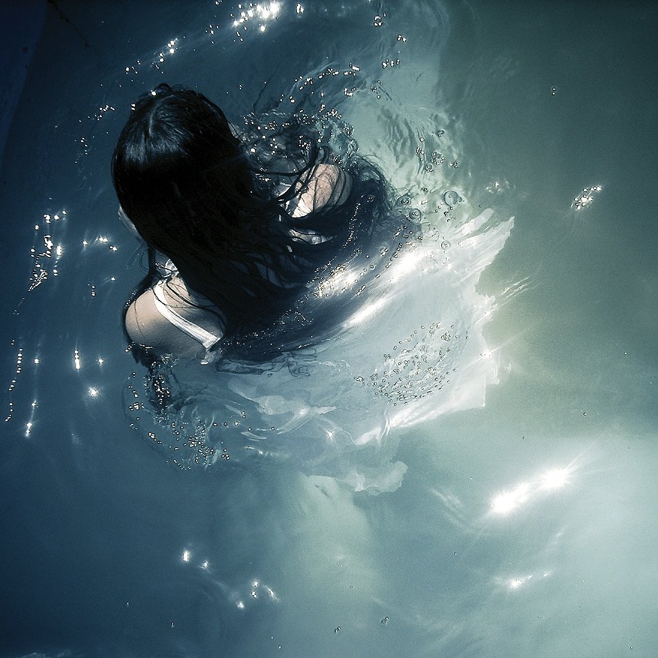 Тонуть во сне к чему это. Девушка под водой. Девушка в воде. Фотосессия в воде. Девочка под водой.