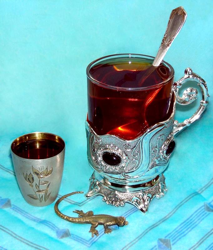 Пью чай с ложкой в кружке. Подстаканник с чаем. Чай в стакане с подстаканником. Рюмка чая. Чайный стакан с подстаканником.