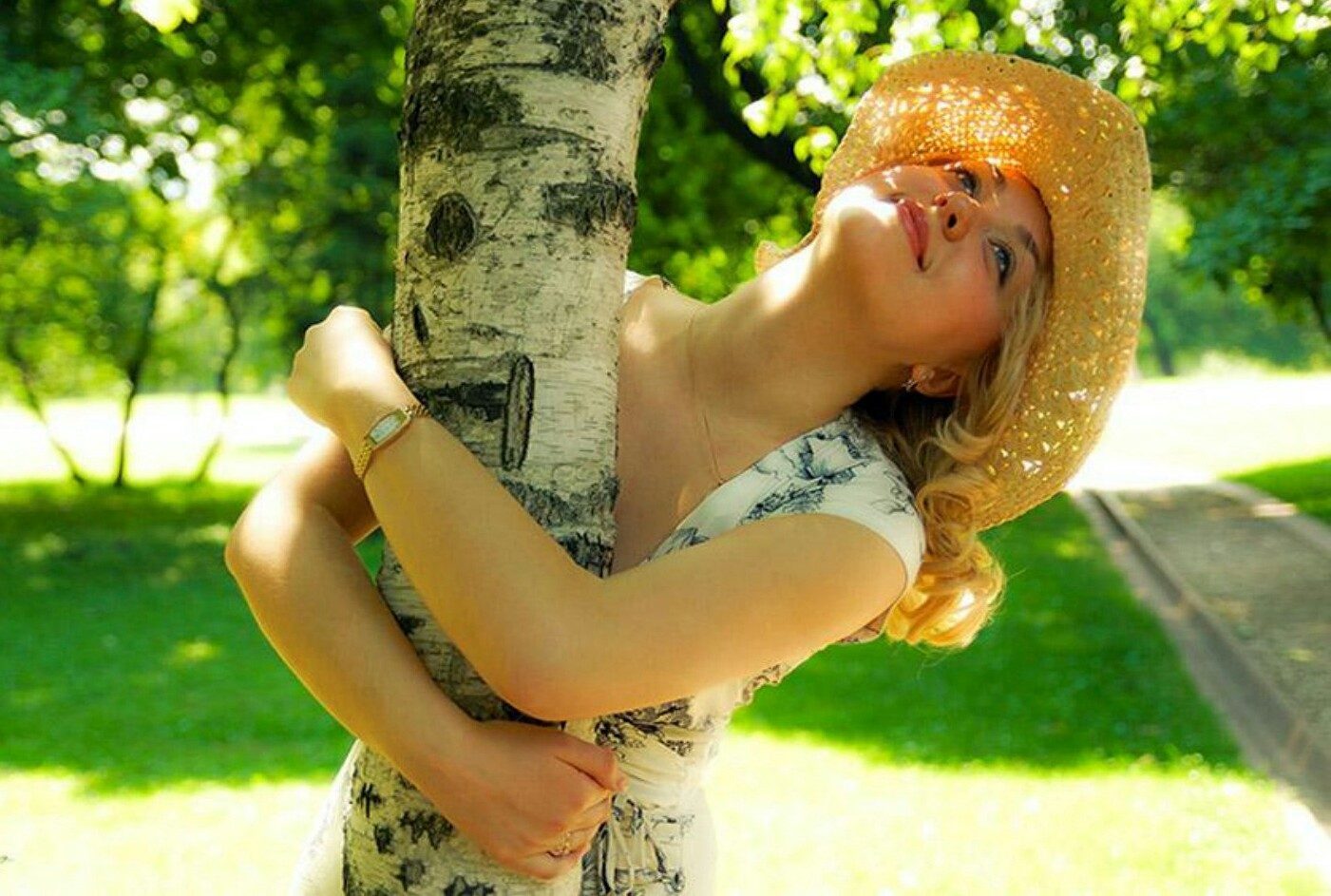 Весной кружится голова. Женщина лето. Весенние фотосессии на природе. Девушка обнимает березу.