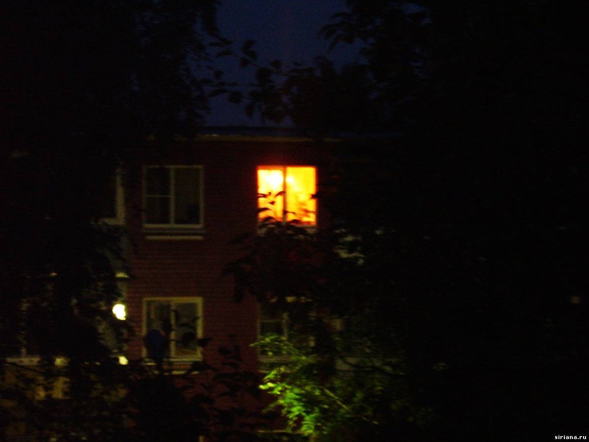 Бывшая живет в соседнем доме. Светящиеся окна. Окна домов ночью. Свет в окнах домов. Дом с горящими окнами.