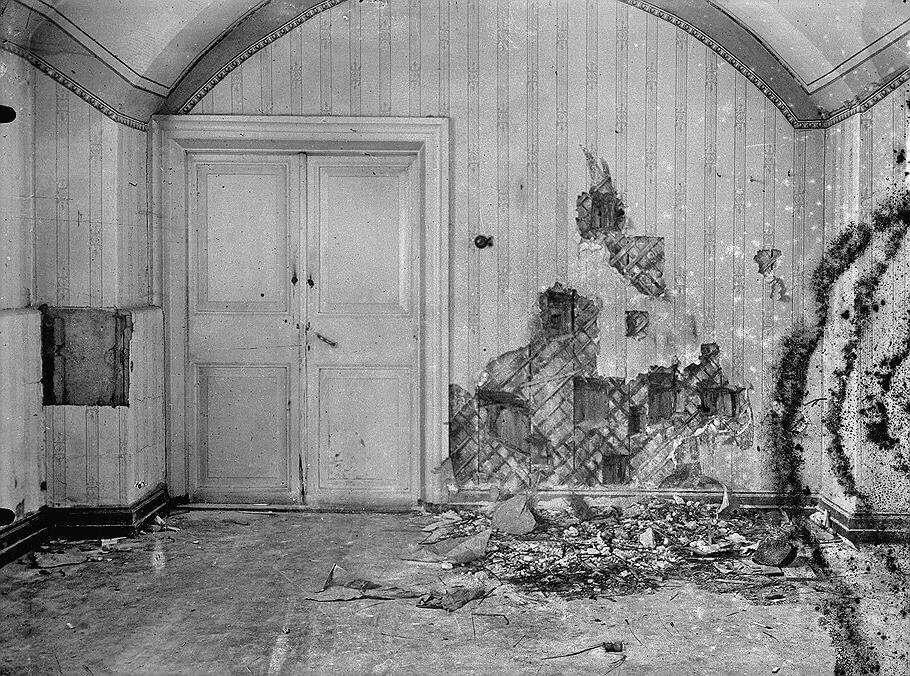 Дом где расстреляли царскую семью. Царская семья в Ипатьевском доме. Дом Ипатьева Расстрельная комната. Место расстрела царской семьи Романовых в Екатеринбурге. Дом Ипатьева комната расстрела.