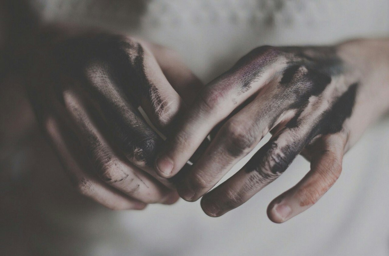 Сонник черные руки. Черная рука. Черная рука золото. Чёрные руки касают тела. Фото порезанных рук смуглая рука.