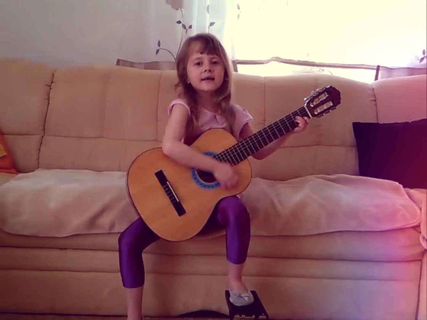 Наташку дергать за косу. Маленькая девочка поет под гитару. Девочка играет на гитаре и поет. Девочки на гитаре поют. Классно поет девочка.