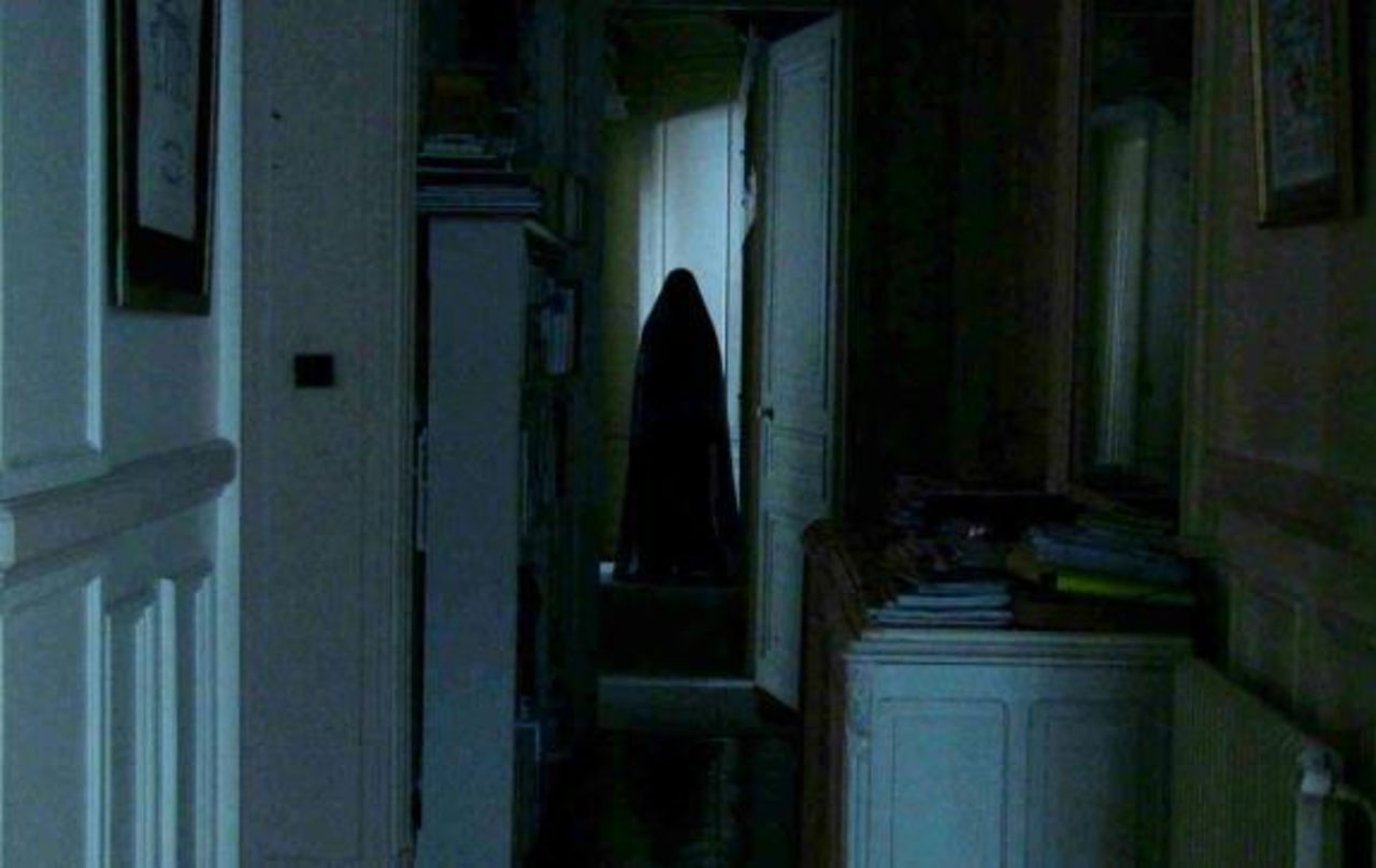 Я спал в соседней комнате. Паранормальное явление дом призраков. Полтергейст призрак дух.