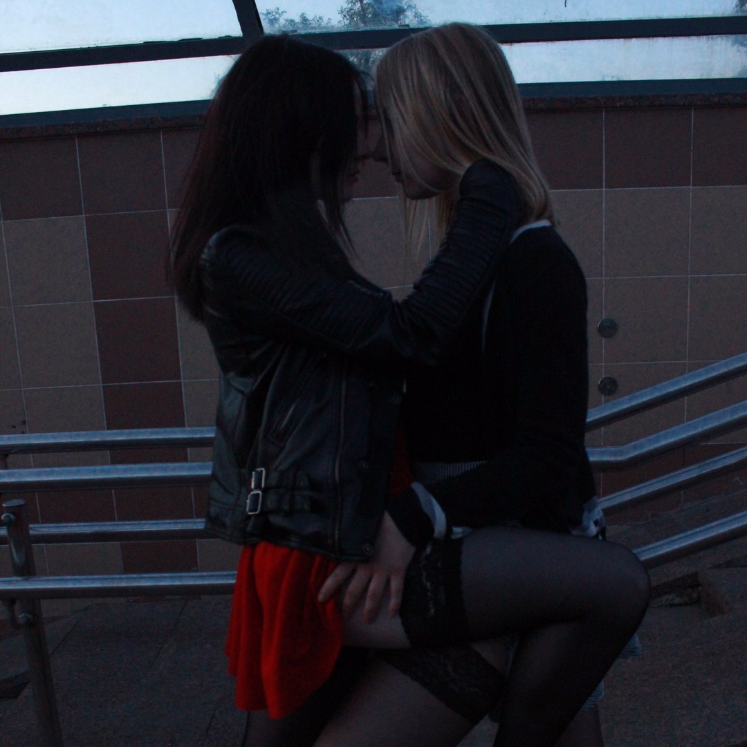 лесби целуются в школе фото 44