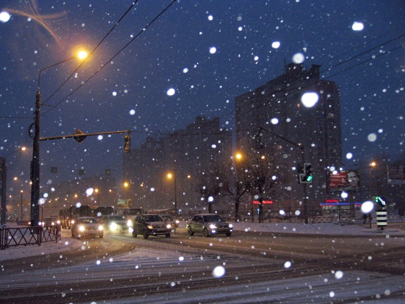 Падает снег город. Вечерний снегопад в городе. Снег ночью в городе. Снегопад ночью в городе. Город зимой ночью.