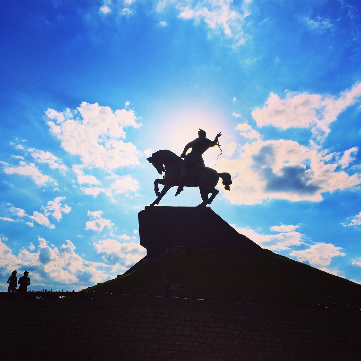 Уфа салават юлаев памятник фото. Салават Юлаев памятник в Уфе. Памятник Салавату Юлаеву в Салавате. Памятник Салавату Юлаеву в Уфе. Салават Юлаев статуя.