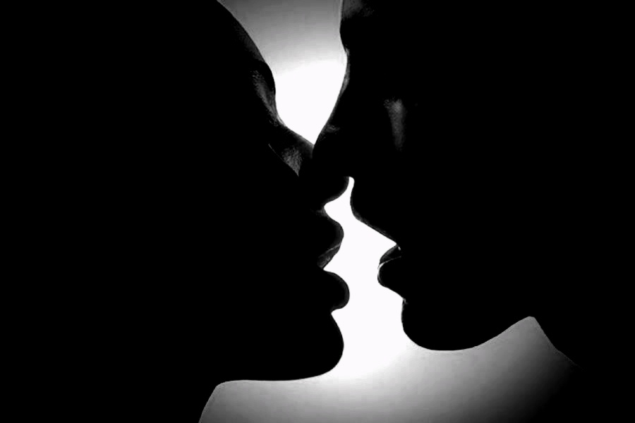 ты сводишь меня с ума мужчине. целуй медленно заставка. сладкие губки. покусывание ушка. мужчина шепчет на ухо женщине.