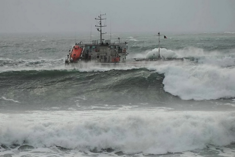 Шторм счет. Баренцево море шторм. Сухогруз Русич в шторм. Корабль попал в шторм. Корабль в сильный шторм.