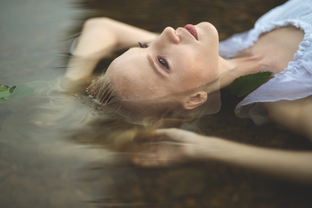 Фотосессия в воде. Фотосессия в воде в платье. Девушка плывет в море. Девушка в воде. Баимова илона фотограф.