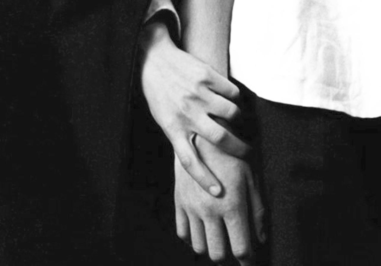 Схватил запястье. Рука прижимает руку. Мужские руки обнимают. Мужская рука держит. Женская рука на мужском плече.