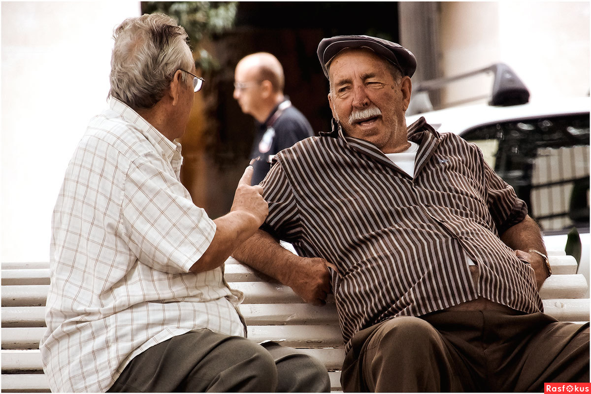 Про пожилого мужчину. Разговор двух пожилых мужчин. Старики. Старик на скамейке. Смеющийся старик.