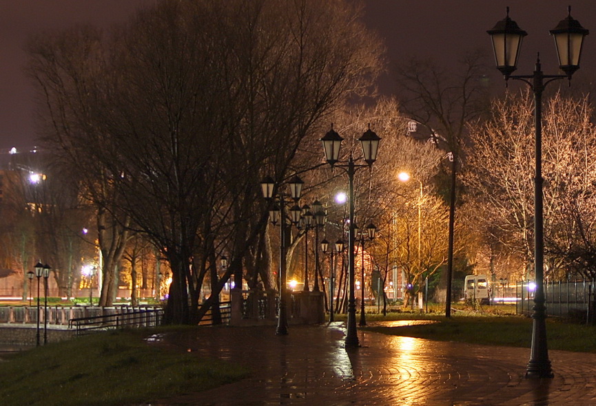 Улица ночью весной. Парк Южный Калининград вечером. Парк Южный Калининград ночью. Вечер в городе весной. Весенний Вечерний город.