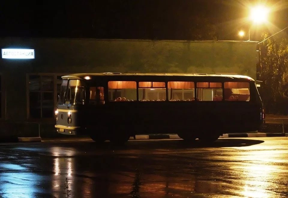 Поезжай вечером. Автобус ночью. Вечер автобус. Остановка автобуса ночь. Автобус зимой вечером.