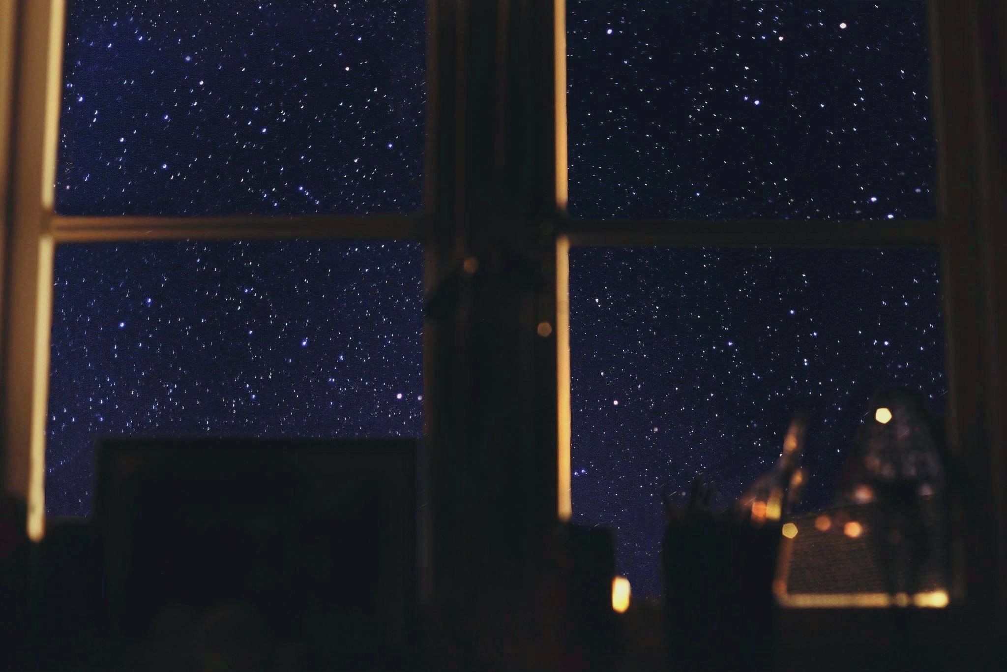 Луна заглядывает в окно. Вид из окна на звездное небо. Ночное небо из окна. Окно в космос. Звезды на окна.