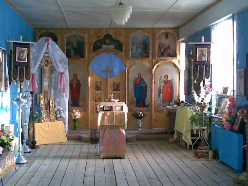 Приход маленький. Сельский храм внутри. Храм изнутри деревенский. Молельный дом православный. Убранство в сельской церкви.