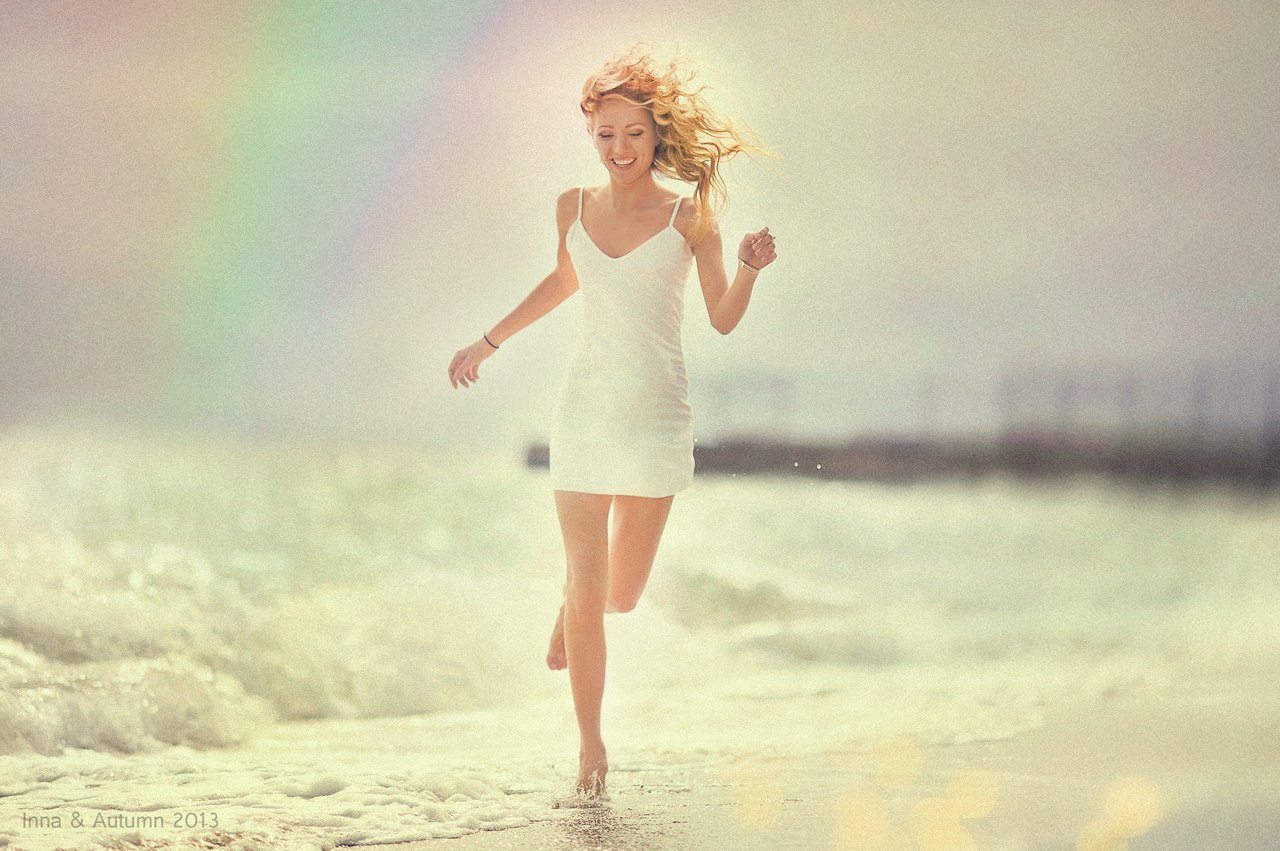 Идет поступь. Счастливая девушка. Девушка бежит в платье. Девушка бежит по берегу моря. Девушка бежит на встречу.