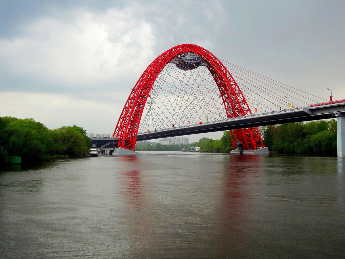 Над мостом. Крылатский мост ресторан. Звенигородский мост Москва. Красный мост Строгино. Живописный мост ресторан.
